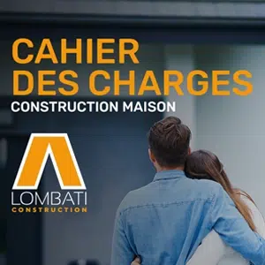 Couple regardant leur maison en construction