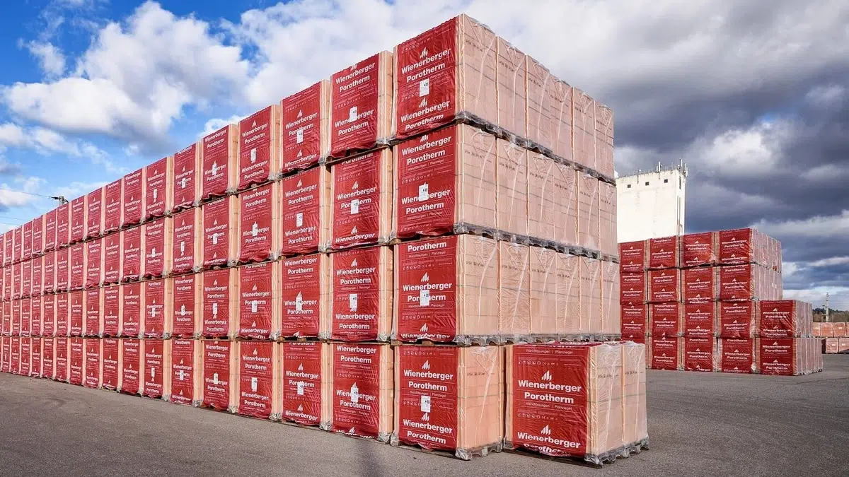 Palettes de blocs sans mortier utilisées par Lombati Construction